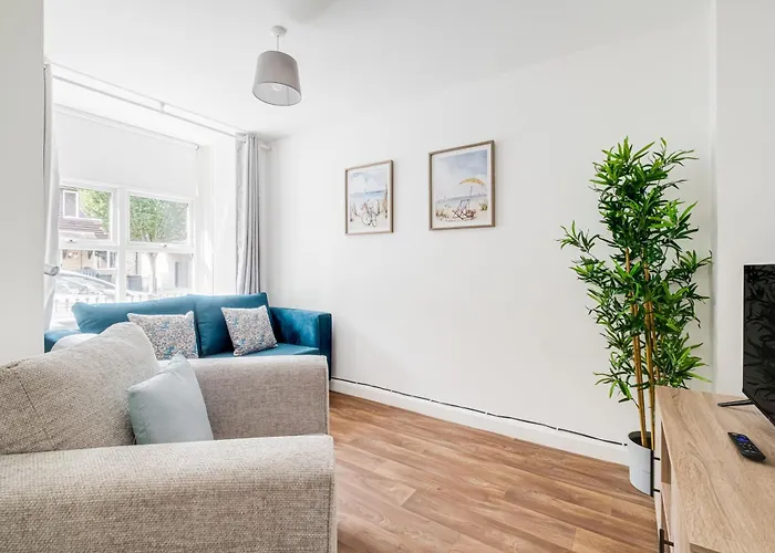 Modern & Comfortable 4 Bed House