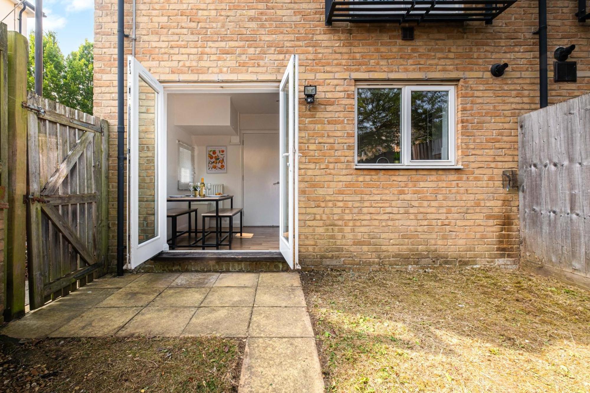 Modern & Comfortable 4 Bed House Apartment Milton Keynes