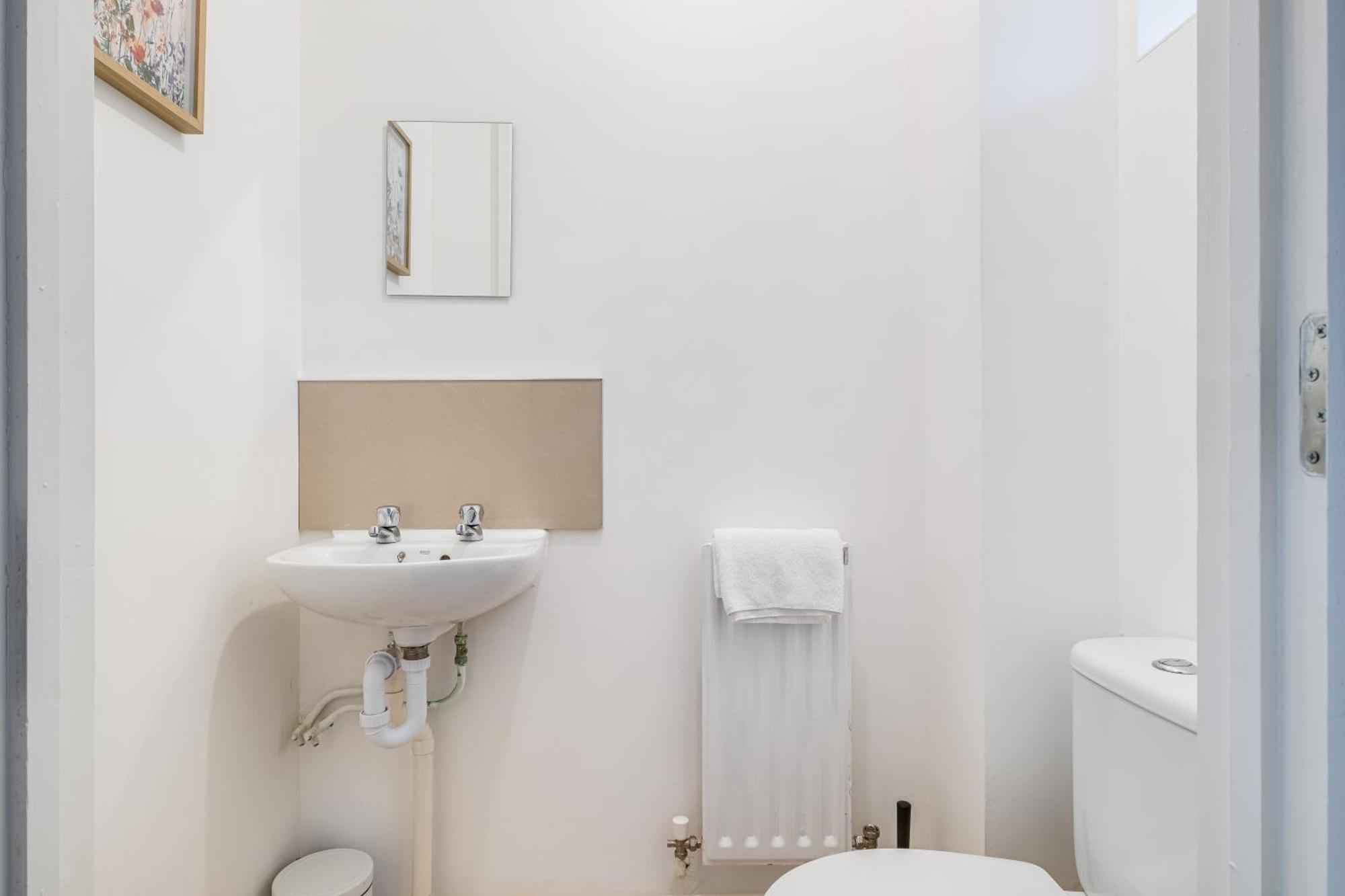 Modern & Comfortable 4 Bed House Milton Keynes