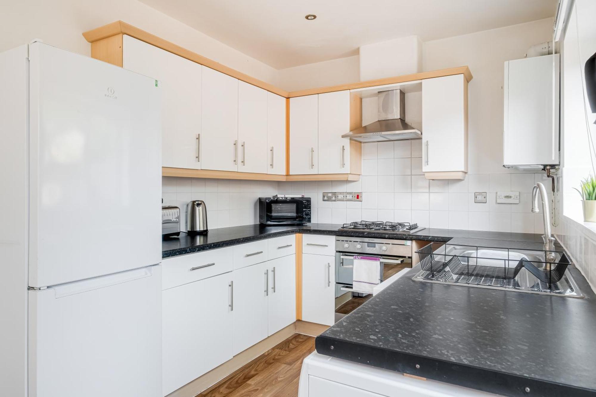 Modern & Comfortable 4 Bed House Milton Keynes