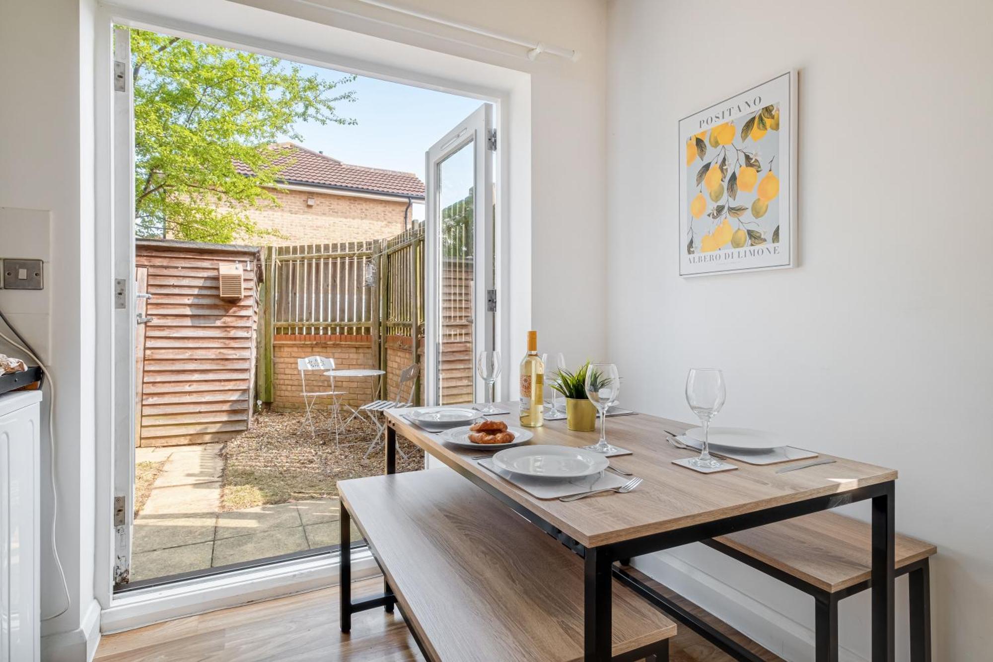 Modern & Comfortable 4 Bed House * Milton Keynes